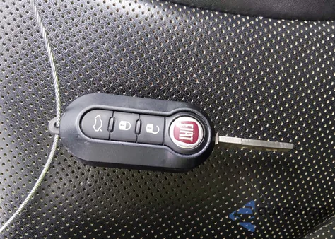 2014 Fiat 500L Lounge z USA, uszkodzony, nr VIN ZFBCFACH6EZ007446